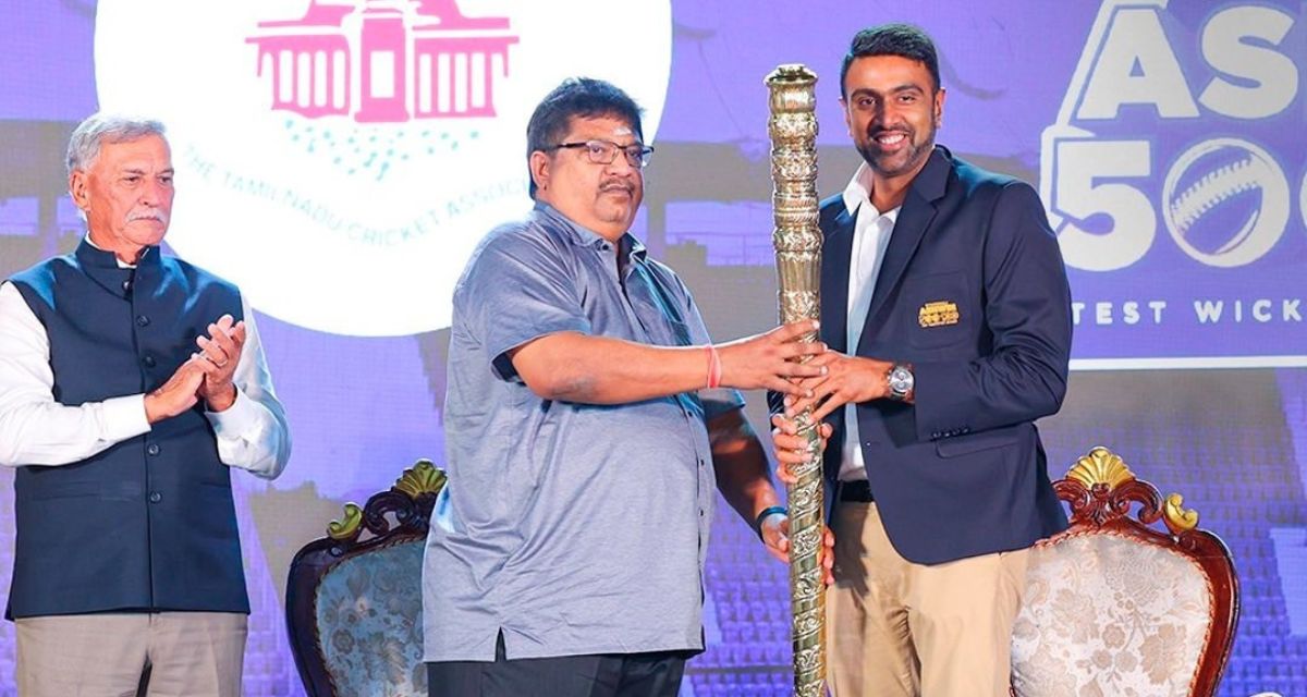 Ravichandran Ashwin पर मेहरबान हुआ तमिलनाडु क्रिकेट एसोसिएशन, दिए 500 सोने के सिक्के, 1चांदी की ट्राफ़ी, और 1 करोड़ रूपए का चेक।