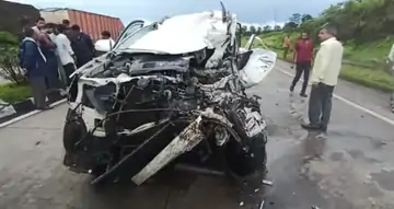 Road Accident : सामने चल रहे ट्रक में पीछे से घुसी कार, ओवरटेक करते समय हुआ हादसा।