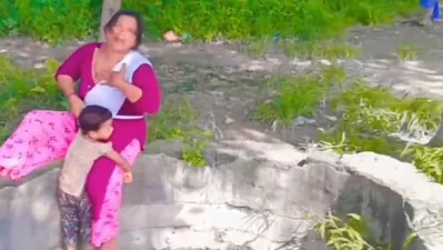 Shocking video: सोशल मीडिया पर फेमस होने का खुमार इतना की बच्चे की भी नही है परवाह, वीडियो हो रही है वाइरल।